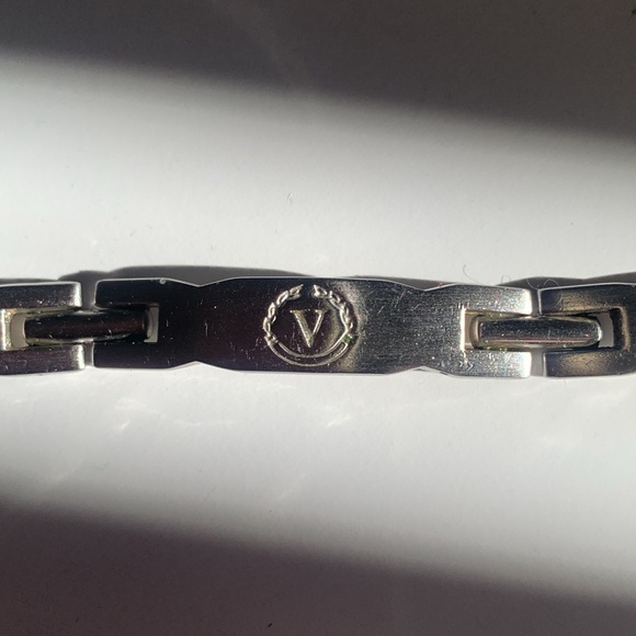 VALENTINO V logo bracelet. - small wrist 7” - Picture 7 of 8
